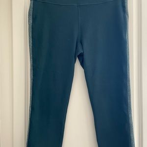 Under Armour Legging cropped calf length. Size L Teal color